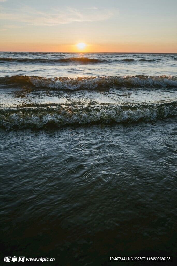 海边日落海浪轻涌