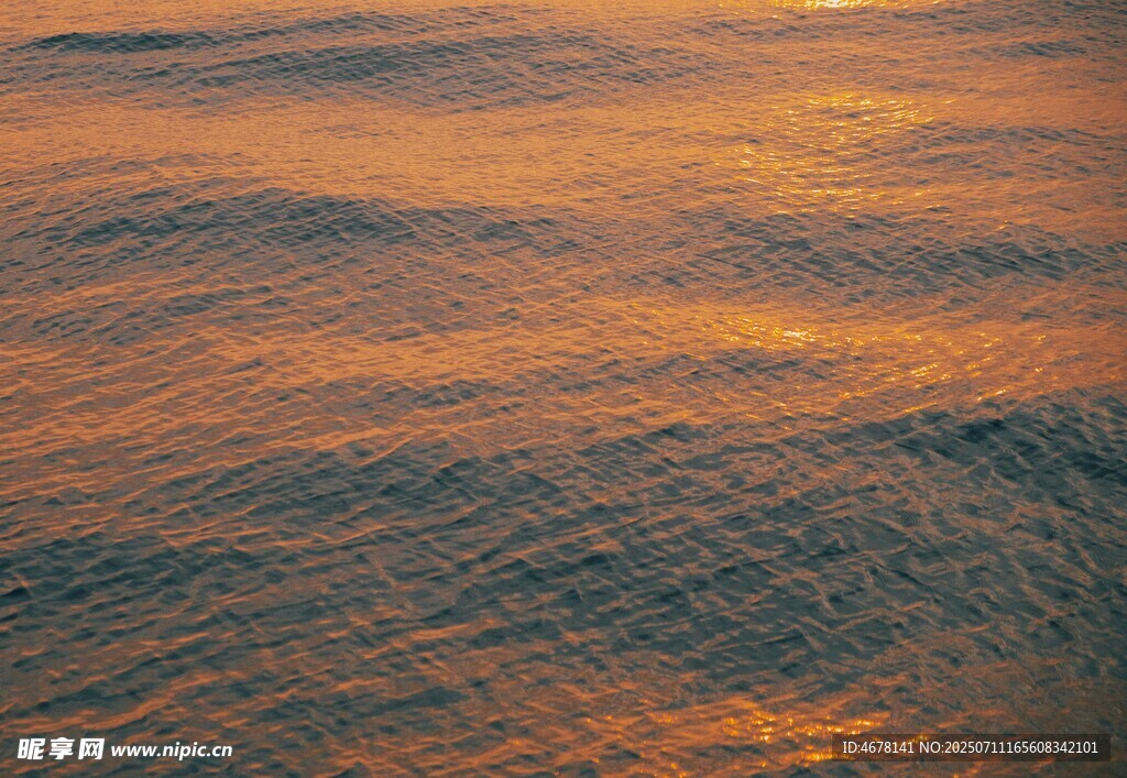 夕阳下波光粼粼的海面
