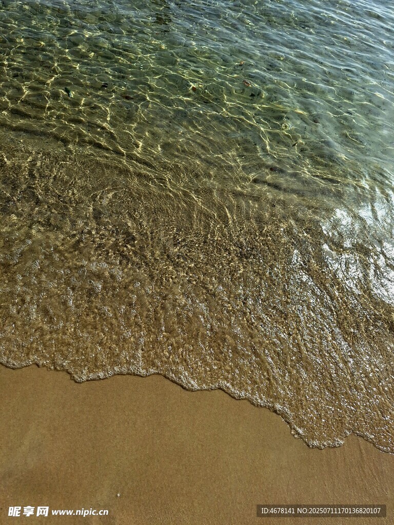 海边沙滩上的清澈海浪