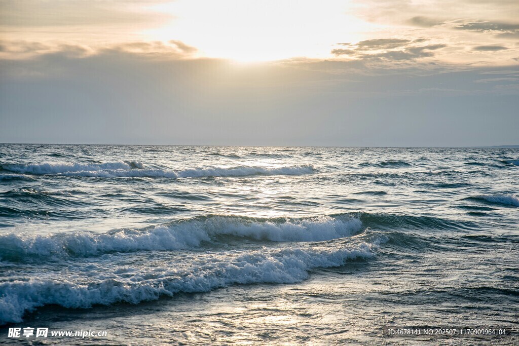 海边日落时的翻涌海浪