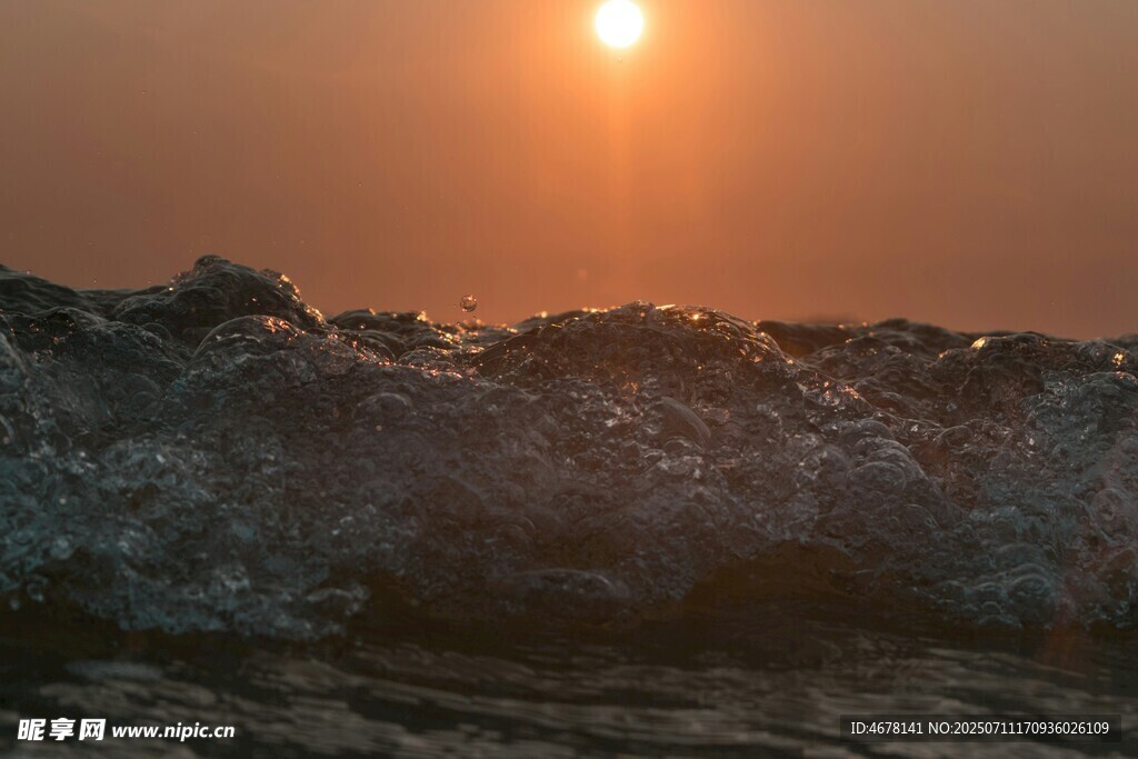 夕阳下的海浪美景