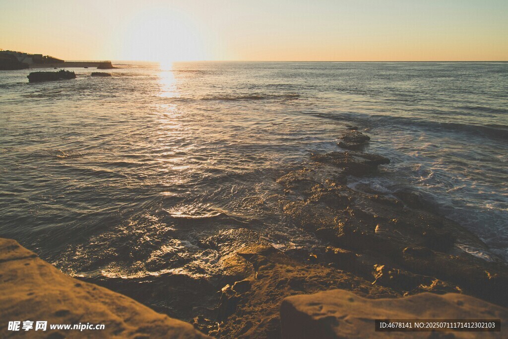 夕阳下的海边美景