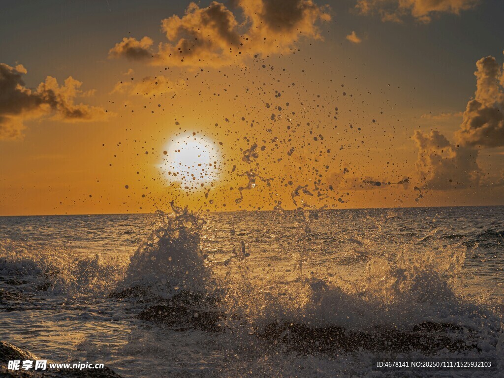 海上日落浪花翻涌