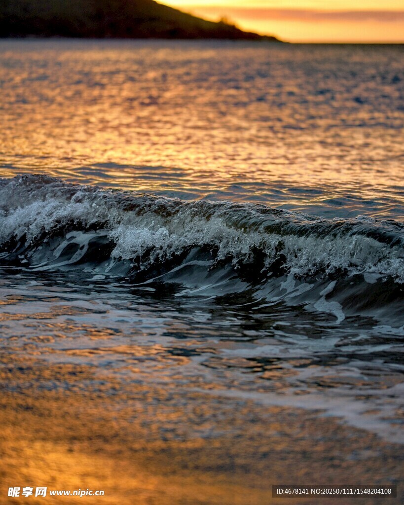 夕阳下的海浪与金色沙滩