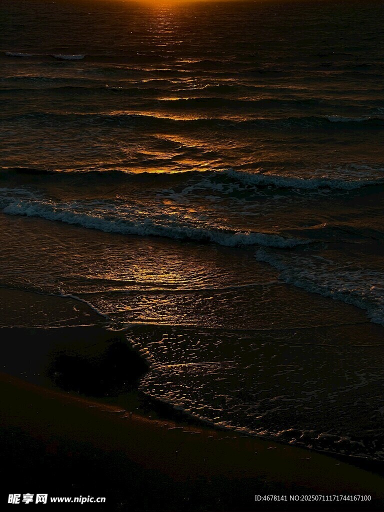 夕阳下波光粼粼的海面