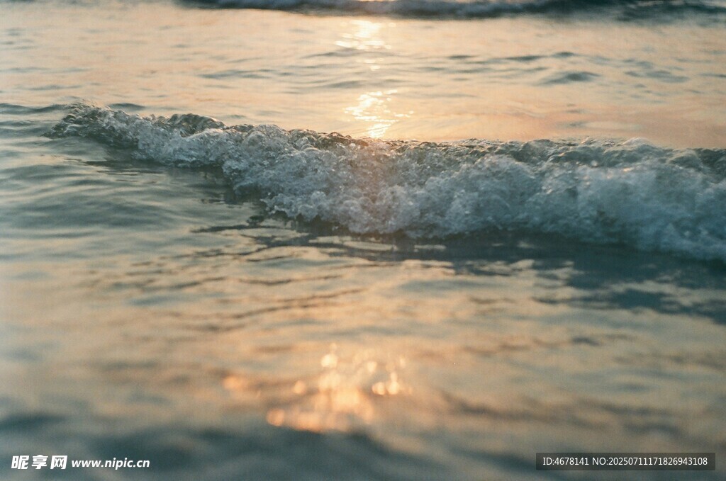 夕阳下的海浪波光粼粼