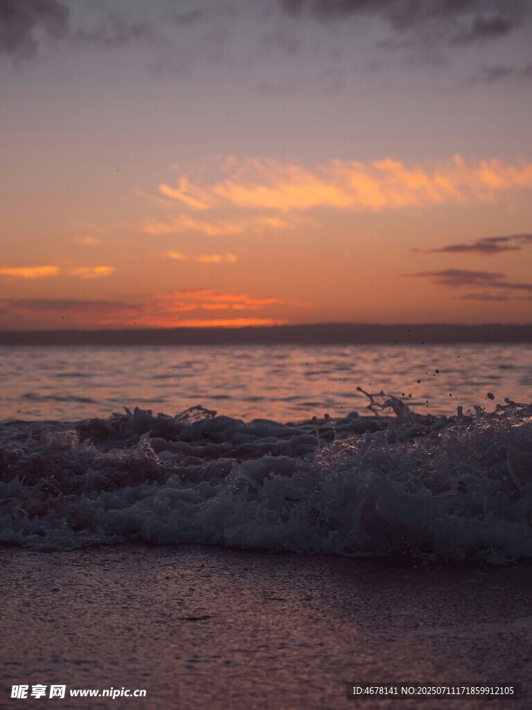 海边日落时分的浪漫景象