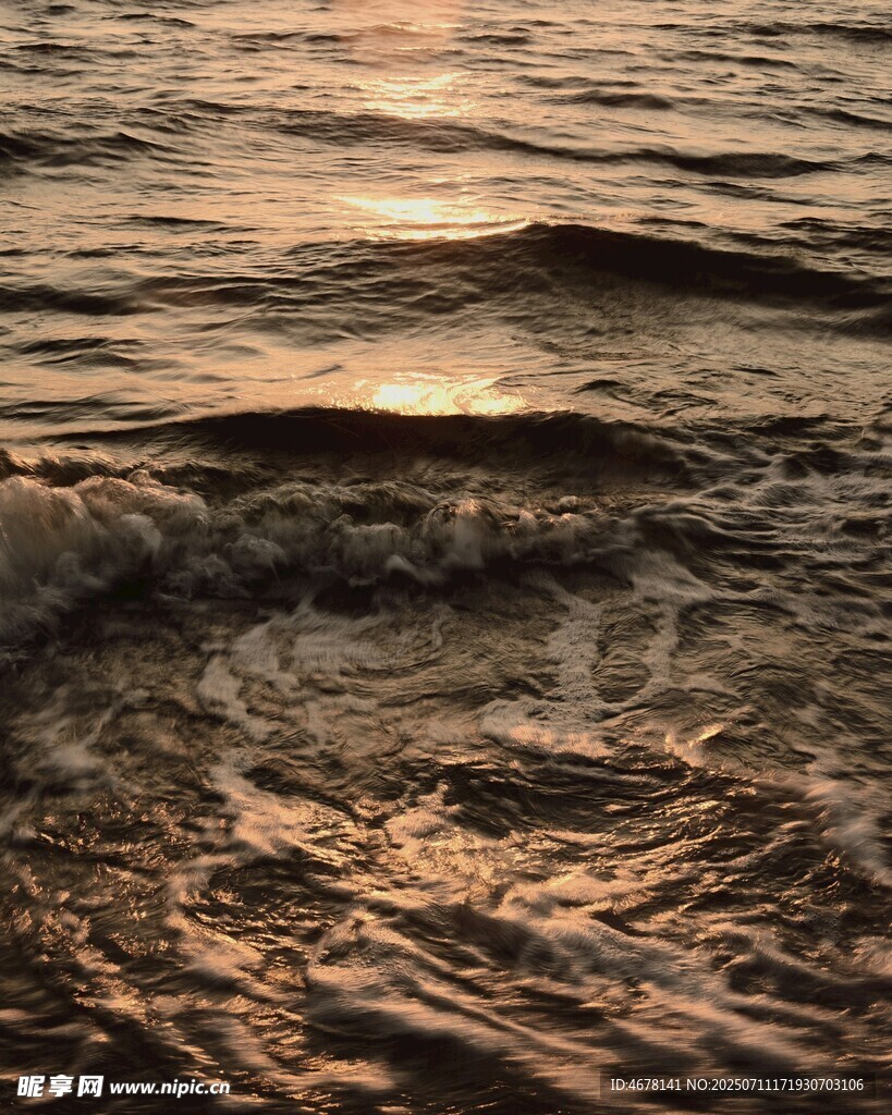 夕阳下的海浪