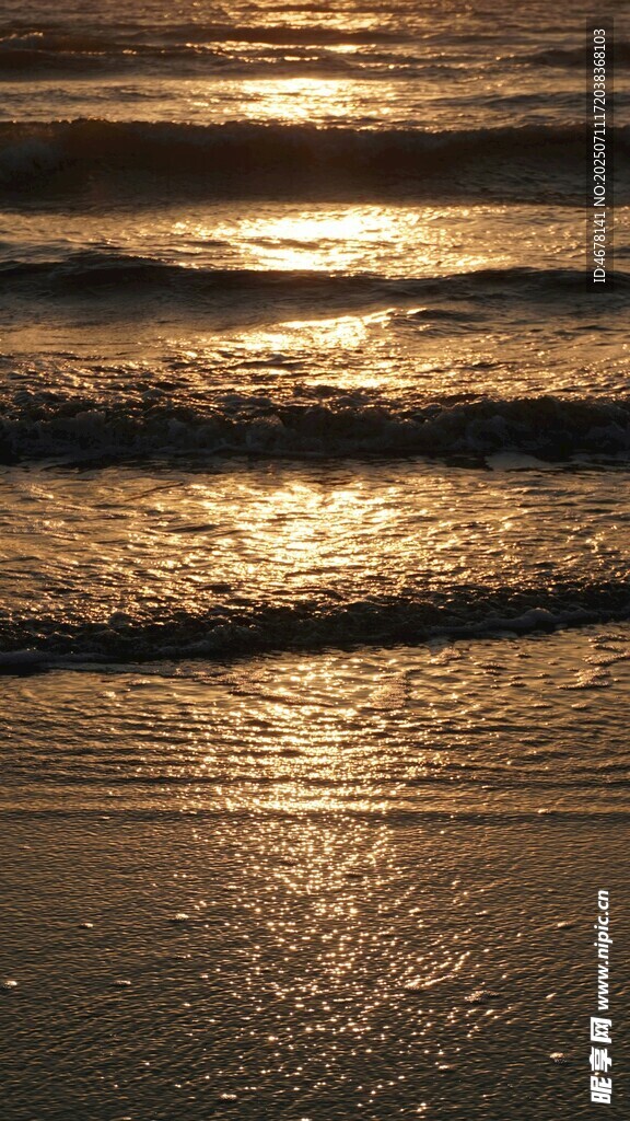 夕阳下波光粼粼的海面