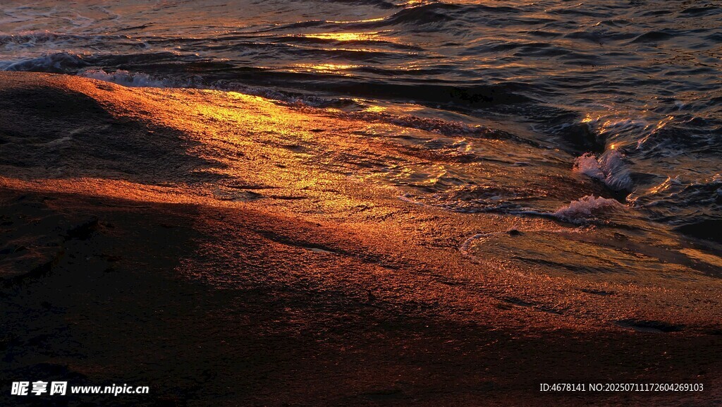 夕阳下的海边浪漫景致