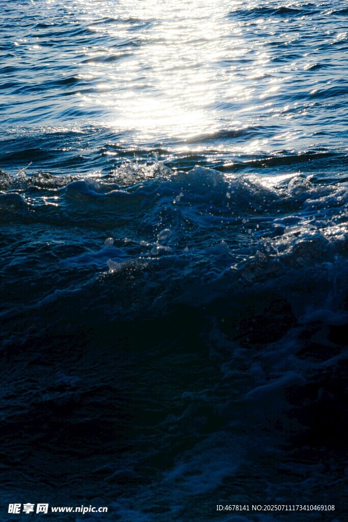 波光粼粼的海面