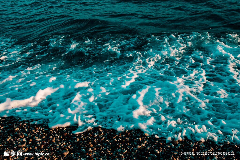 蓝色海浪拍打黑色沙滩