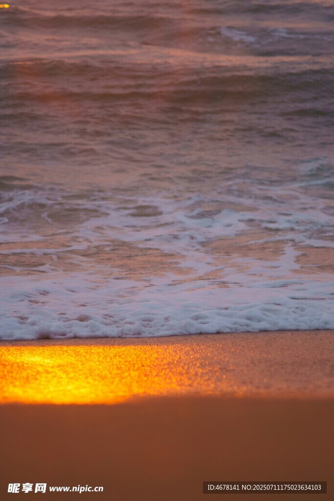夕阳下的金色海滩美景