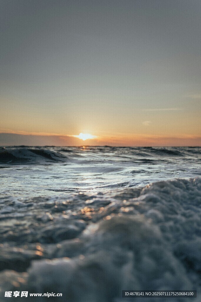 海边日落海浪翻涌的美景