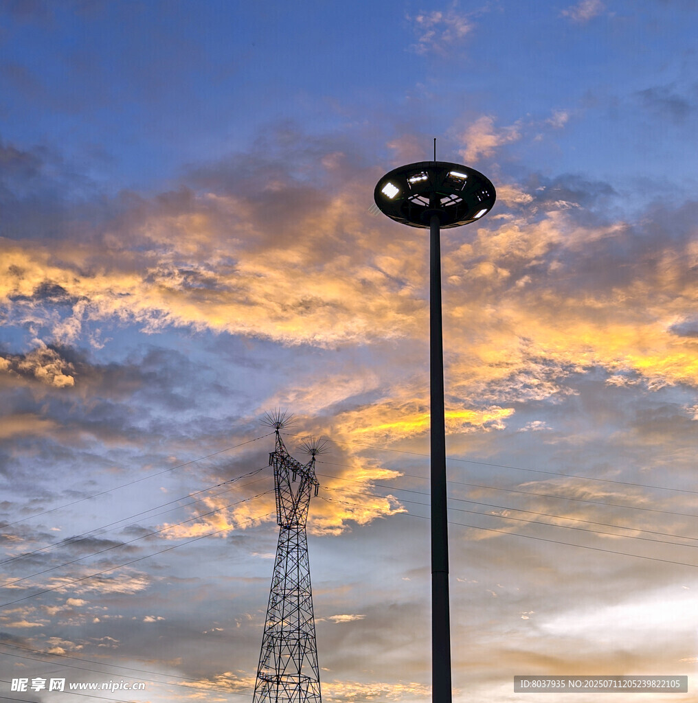 夕阳下的路灯与高电压塔景观