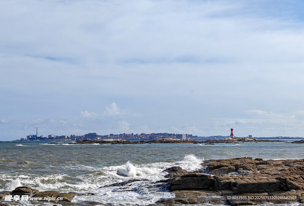 海边礁石与翻涌海浪景观
