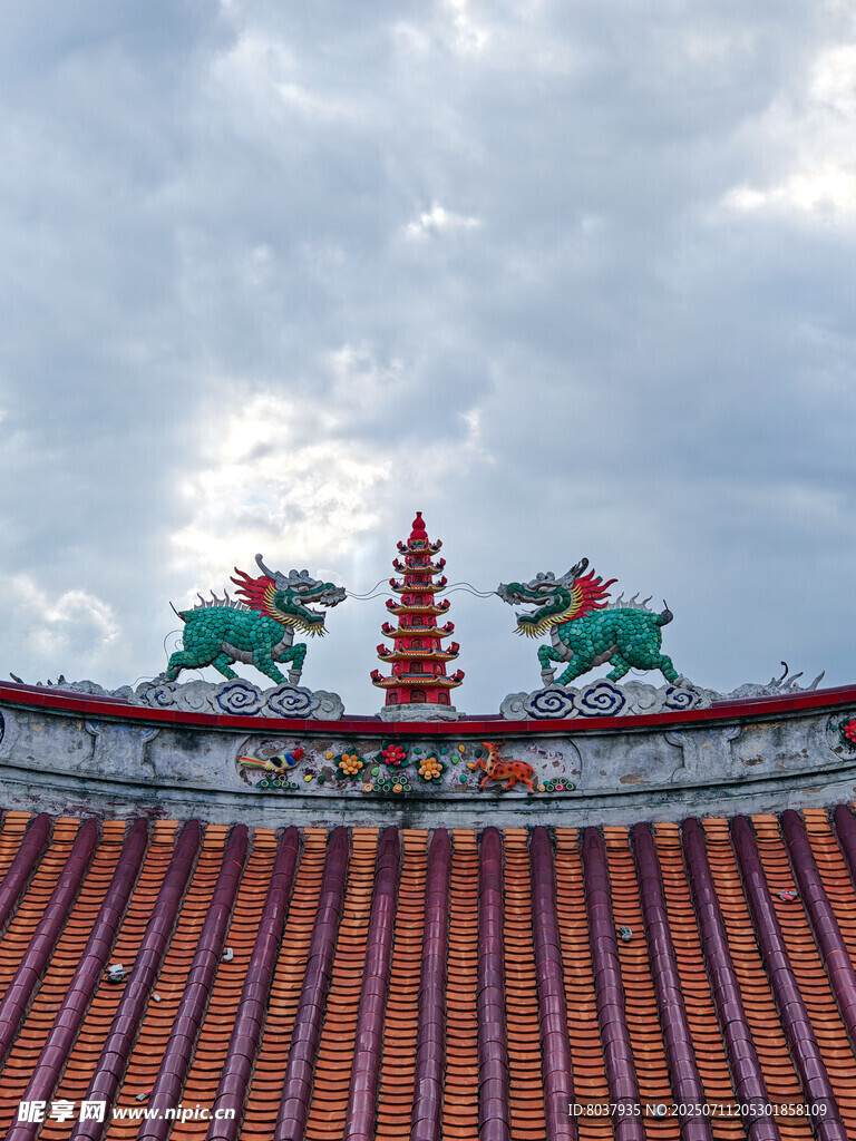 中式屋顶上的精美装饰