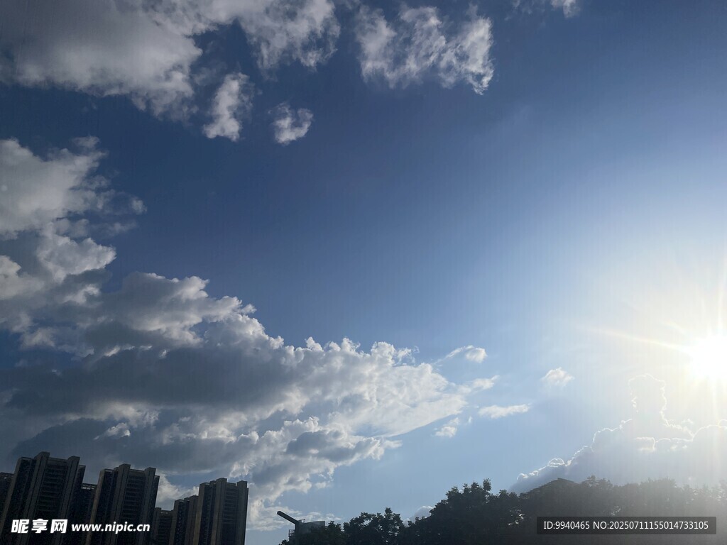 城市上空的晴朗蓝天