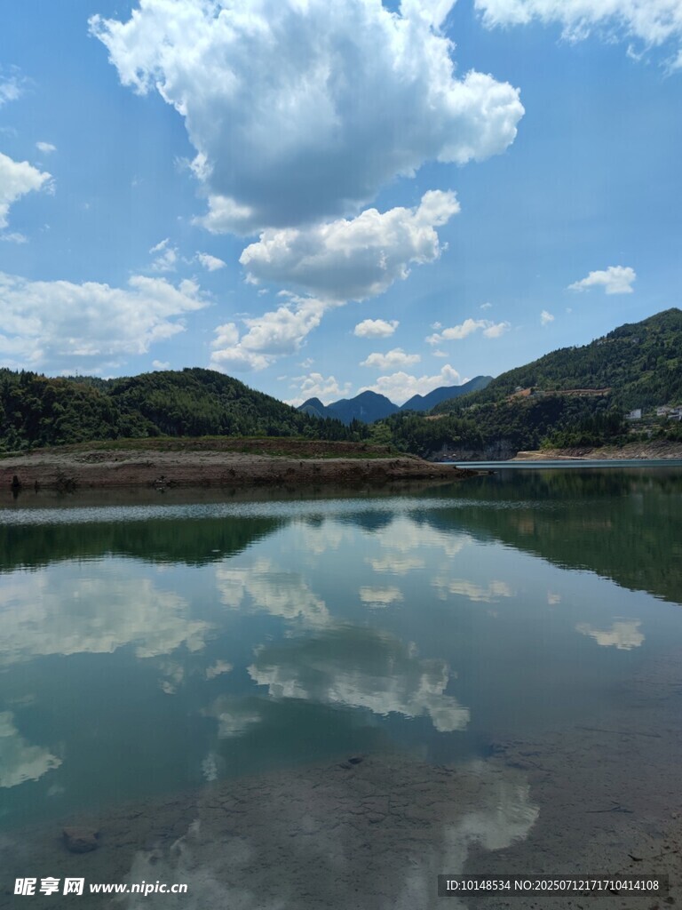宁静山水湖景倒影如画