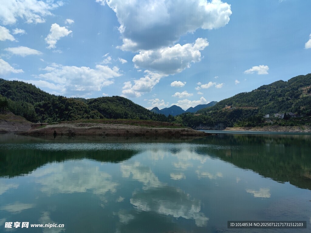 宁静山水湖景倒影如画