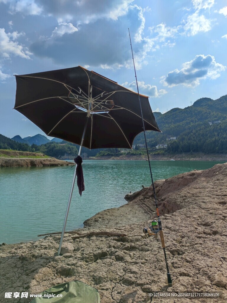 湖边垂钓场景
