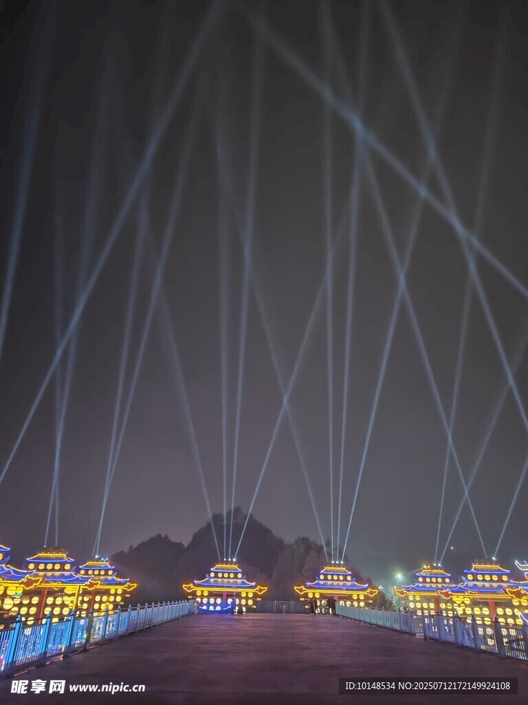 梦幻灯光秀照亮绚丽夜景