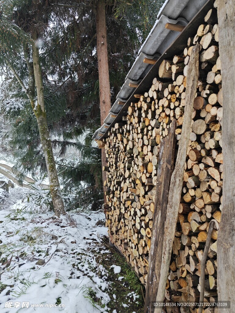 雪后墙边的木柴堆