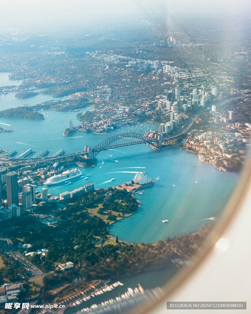 高空俯瞰城市与水域景观