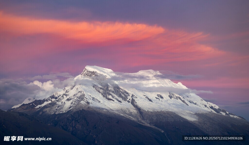 雪山映晚霞壮丽美景