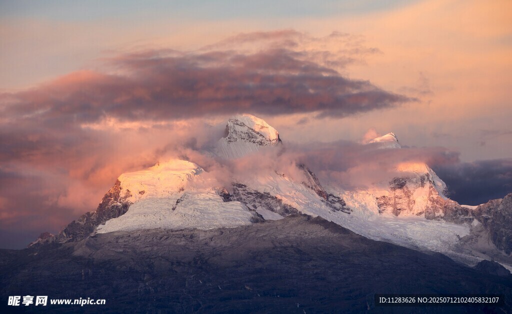 壮丽雪山日出美景
