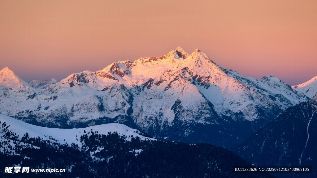 夕阳下的壮丽雪山景观
