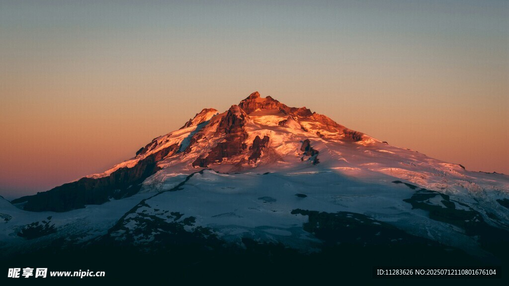 夕阳下的雪山美景