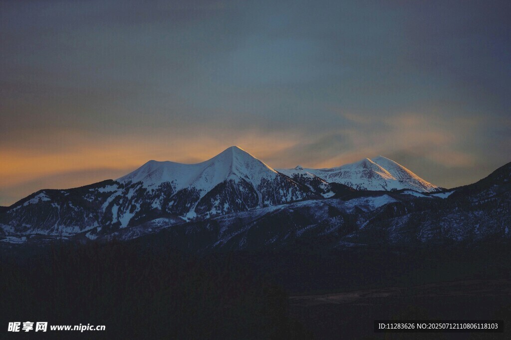 壮丽雪山黄昏美景