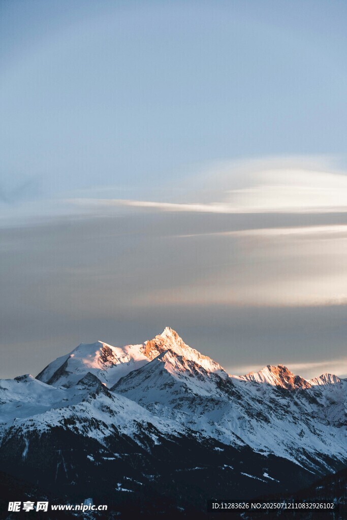 雪山晨曦美景