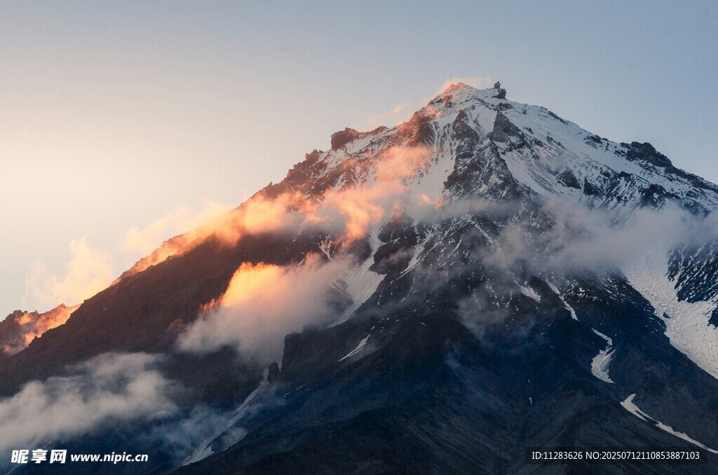 壮丽雪山日出美景