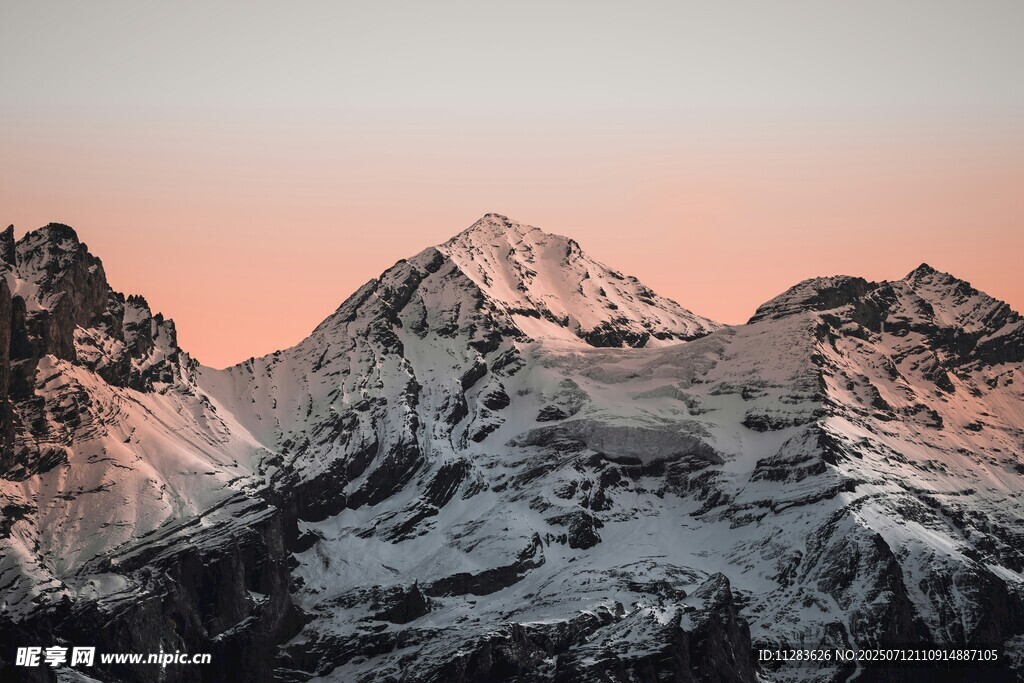 雪山壮丽黄昏美景