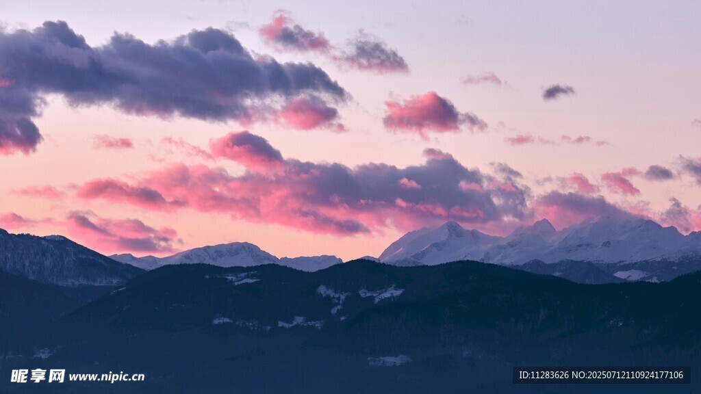 梦幻晚霞下的山峦美景