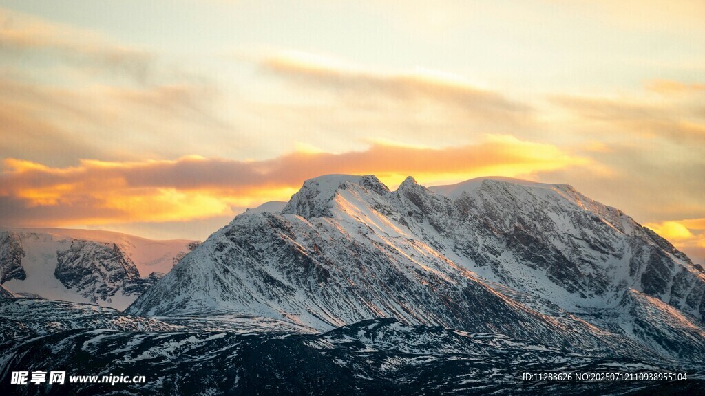 雪山日落美景