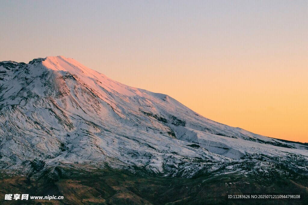 夕阳下的雪山美景