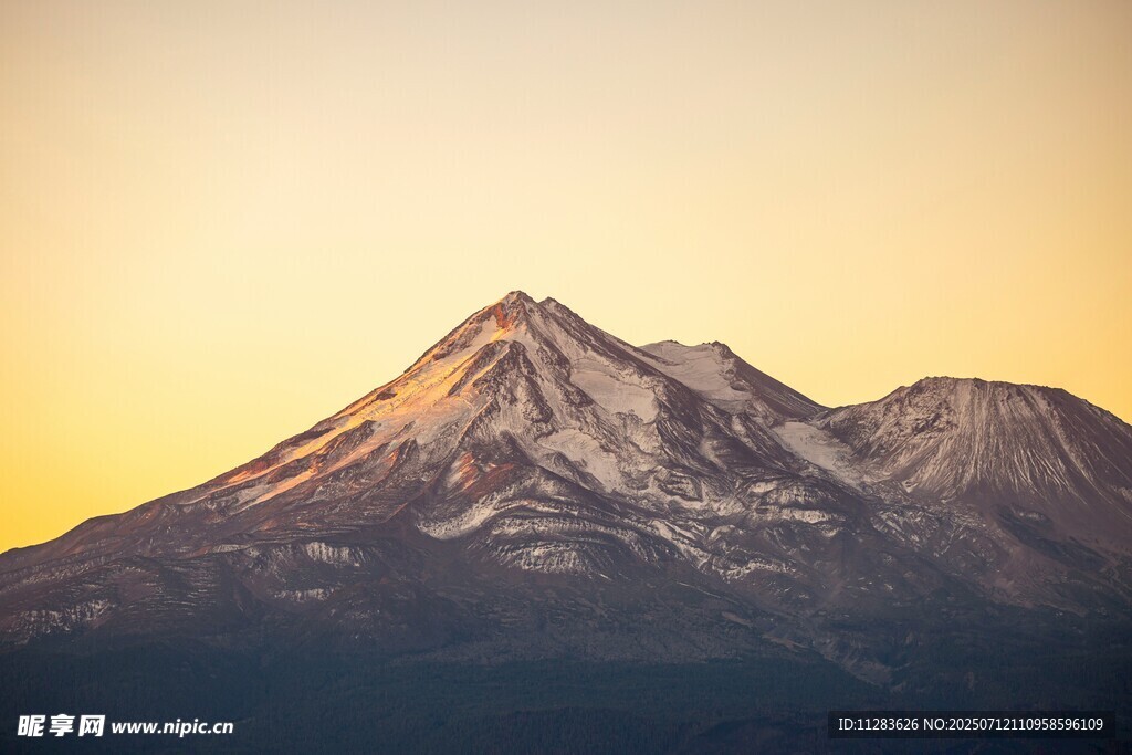 夕阳下的壮丽雪山