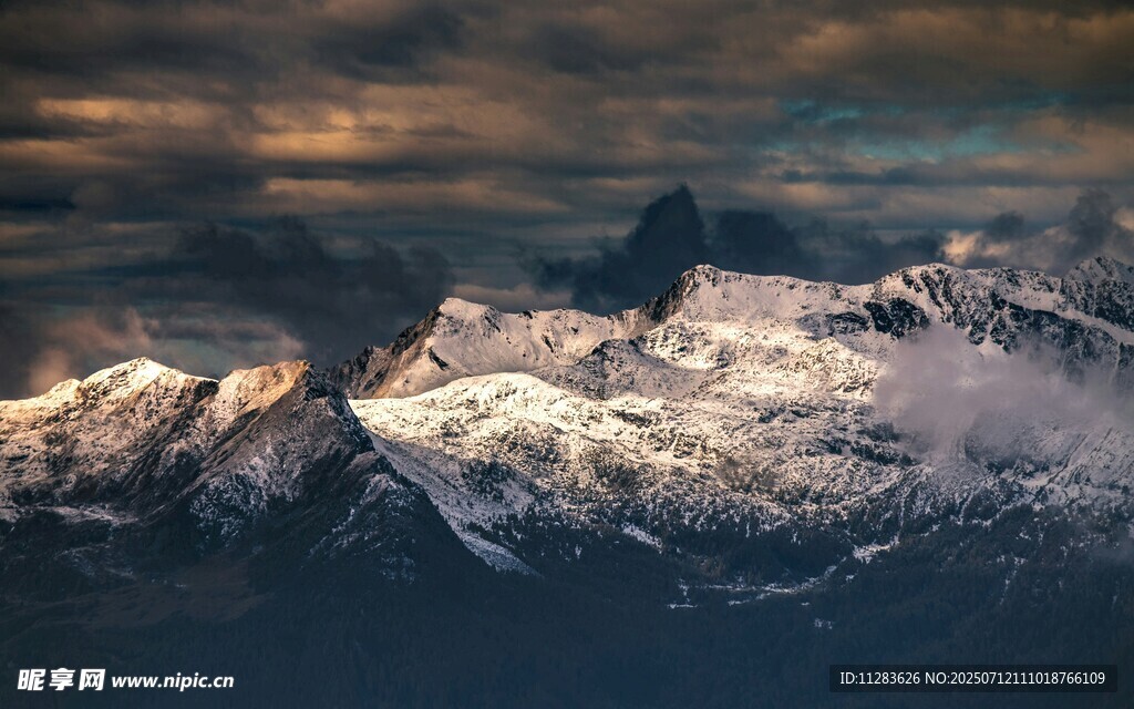 壮丽雪山景观