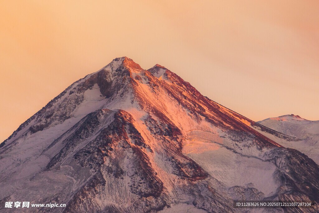 夕阳下的壮丽雪山