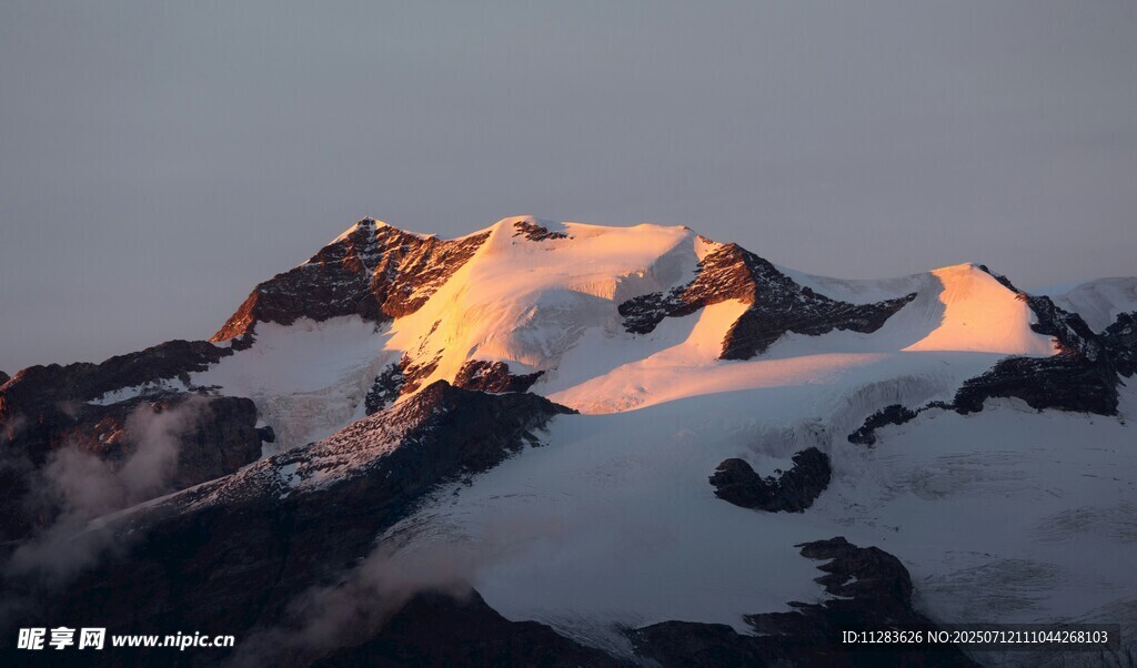 雪山日出美景