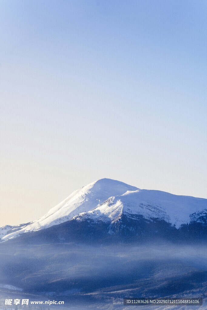 雪山云海美景