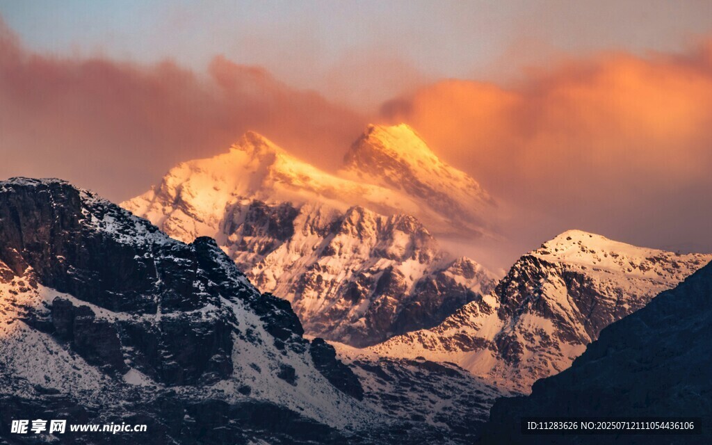壮丽雪山日出美景