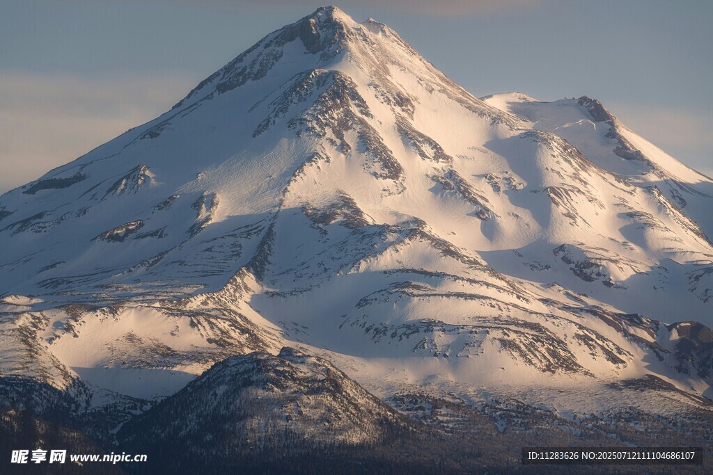 巍峨雪山壮丽景观