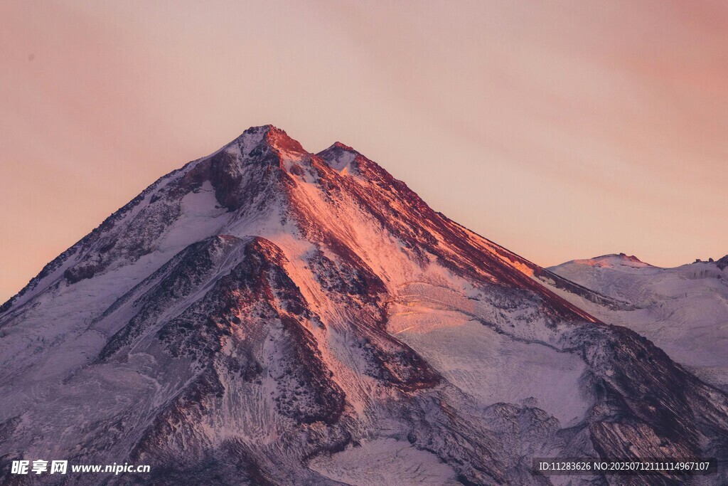 夕阳下的壮丽雪山