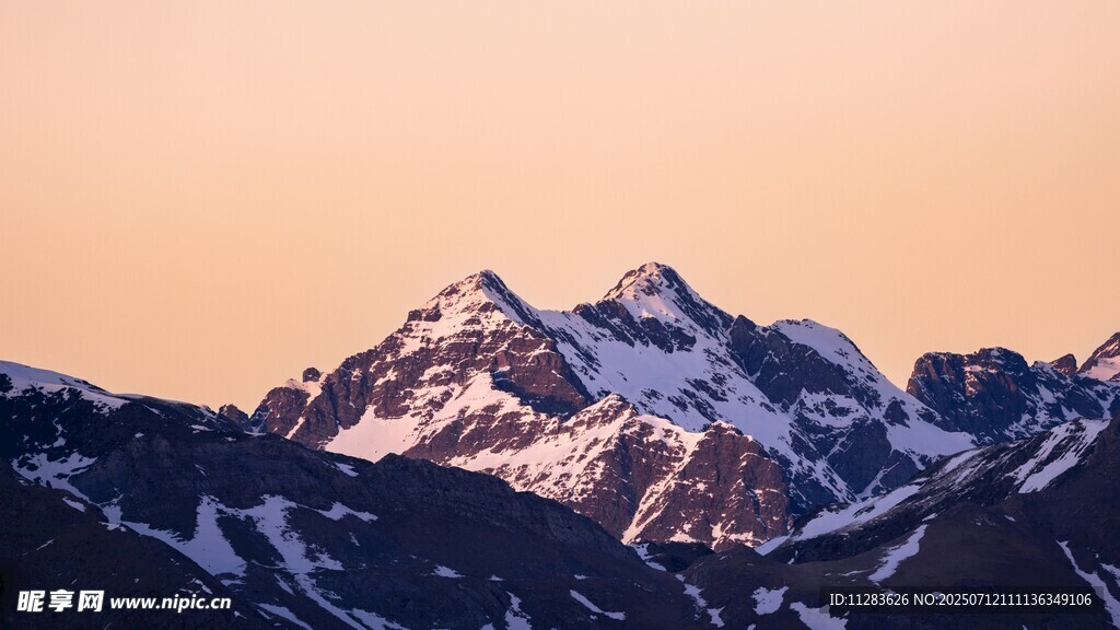 夕阳下的壮丽雪山