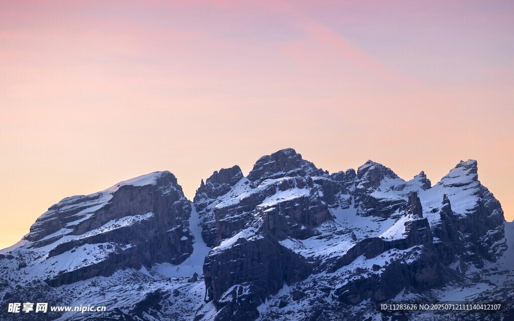 雪山壮丽日出景观
