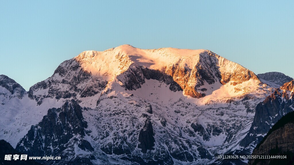 雪山日出美景